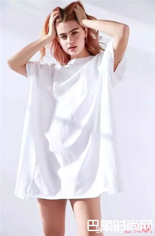 纯色T恤裙如何穿搭？_如何当个时髦懒人？首先你要有一件T恤裙！