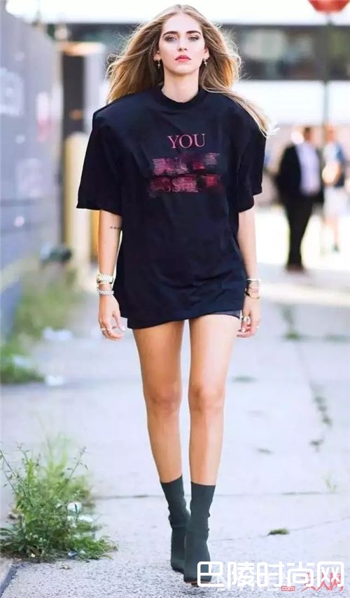 字母T恤裙如何穿搭?_如何当个时髦懒人?首先你要有一件T恤裙!