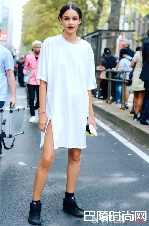 纯色T恤裙如何穿搭？_如何当个时髦懒人？首先你要有一件T恤裙！