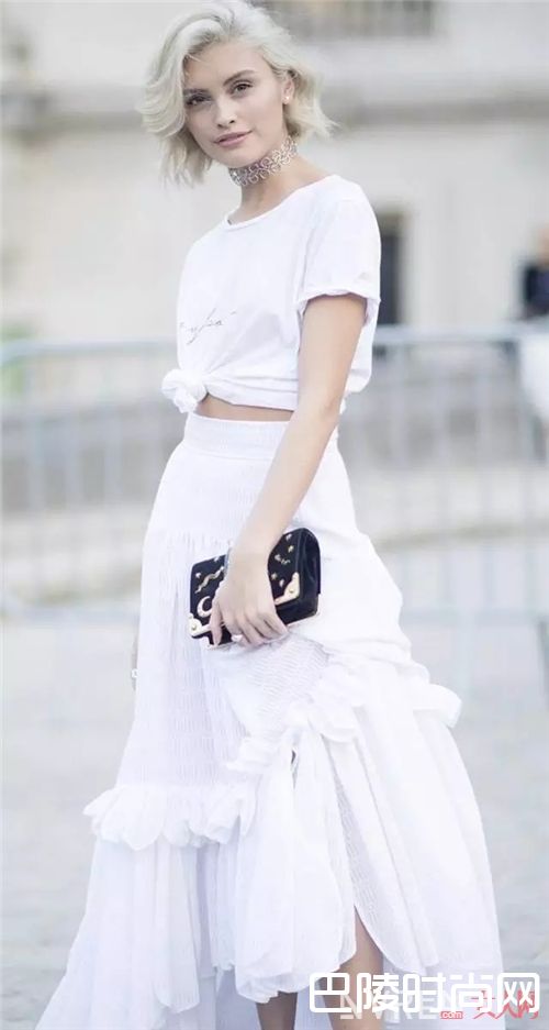 白T恤与阔脚裤如何搭配？_白tee最时髦的5种穿法 我都为你选好了！