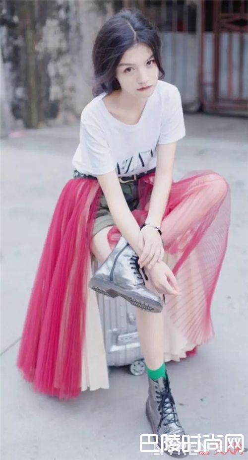 白T恤与半身纱裙如何搭配？_白tee最时髦的5种穿法 我都为你选好了！