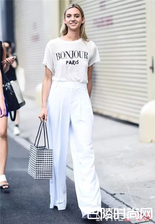 白T恤与阔脚裤如何搭配？_白tee最时髦的5种穿法 我都为你选好了！
