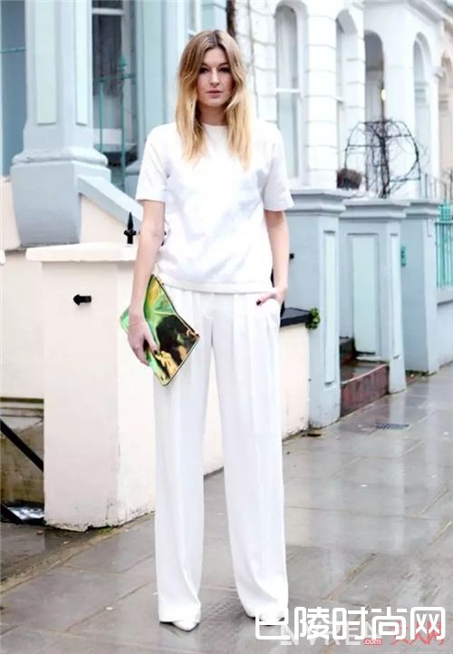 白T恤与阔脚裤如何搭配？_白tee最时髦的5种穿法 我都为你选好了！