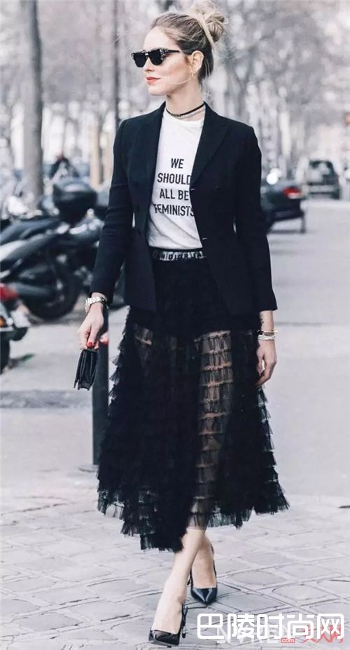 白T恤与半身纱裙如何搭配？_白tee最时髦的5种穿法 我都为你选好了！