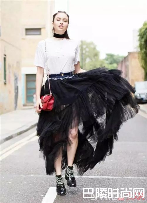 白T恤与半身纱裙如何搭配？_白tee最时髦的5种穿法 我都为你选好了！