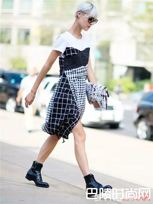 白T恤与抹胸如何搭配？_白tee最时髦的5种穿法 我都为你选好了！