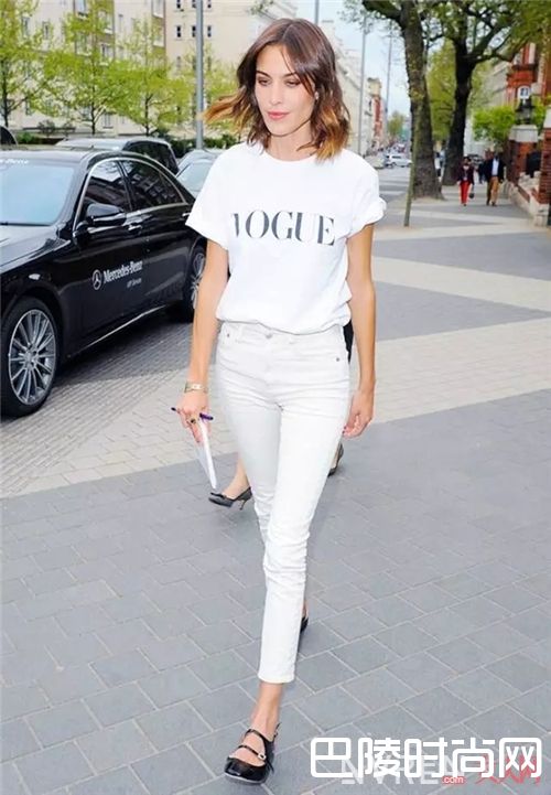 白T恤与阔脚裤如何搭配？_白tee最时髦的5种穿法 我都为你选好了！