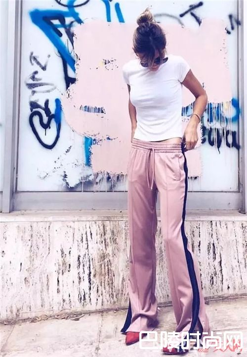 白T恤与田径裤如何搭配？_白tee最时髦的5种穿法 我都为你选好了！