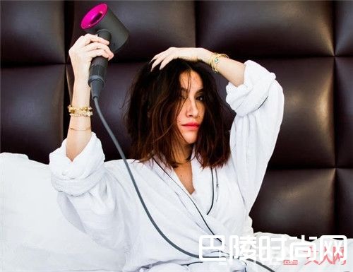 Dyson Supersonic吹风机好用吗_什么吹风机好用？这四款吹风机好用又有颜吗？