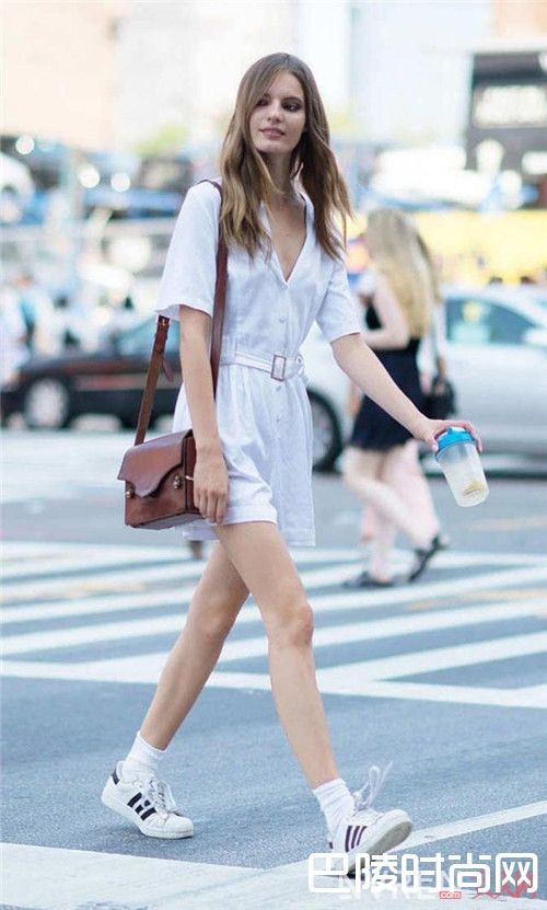 衬衫裙+运动鞋是今年夏天推荐搭配法吗_今夏最舒服又时髦的穿搭：衬衫裙和什么鞋子搭配才最潮最时尚？