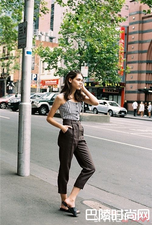 半高领和吊带_这5套极简搭配送给你 让你美一夏