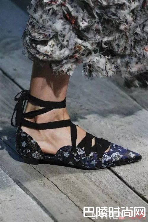 绑带鞋趋势介绍_这个夏日10大流行趋势 搭配好了美翻天