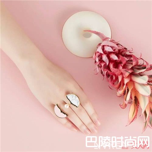 WAIF配饰品牌简介_夏日耳饰怎么打造？这6款耳饰品牌让你搭配出时髦可爱感！