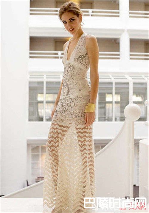 高腰蕾丝裙怎么让你更知性_最适合小胸的蕾丝服饰单品有哪些？怎么穿搭让你夏日无忧！