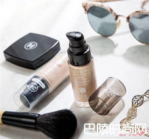 露华浓24小时不脱色粉底液简介_平价彩妆产品推荐：大牌彩妆平价替代品评测有哪些？（上）
