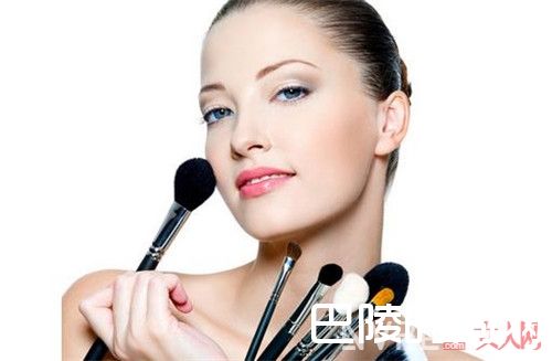 露华浓24小时不脱色粉底液简介_平价彩妆产品推荐：大牌彩妆平价替代品评测有哪些？（上）