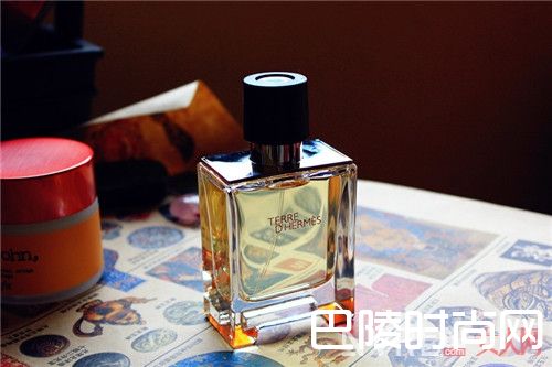 Hermes 爱马仕 大地男士香水简介_2017年适合男同胞们的香水十强:最火男香都有哪些品牌香水呢?