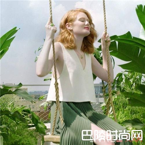 纯色穿搭介绍_干净的女人运气都不会差 如何穿出干净感