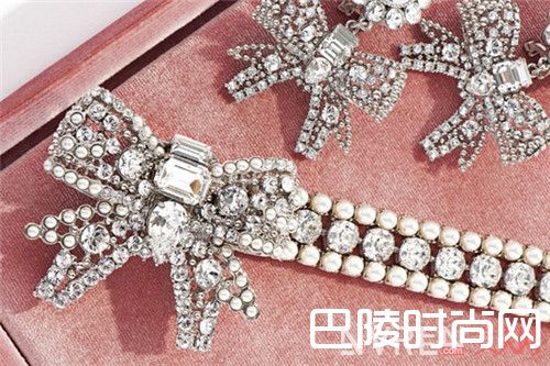 MIU MIU珍珠品牌简介_珍珠与哪些材质组合流行?这些品牌珍珠首饰能让你变得时髦吗?