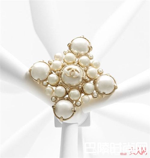 Chanel珍珠品牌简介_珍珠与哪些材质组合流行?这些品牌珍珠首饰能让你变得时髦吗?