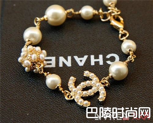 Chanel珍珠品牌简介_珍珠与哪些材质组合流行?这些品牌珍珠首饰能让你变得时髦吗?
