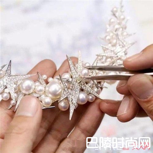白金搭配珍珠干净清爽吗_珍珠与哪些材质组合流行?这些品牌珍珠首饰能让你变得时髦吗?