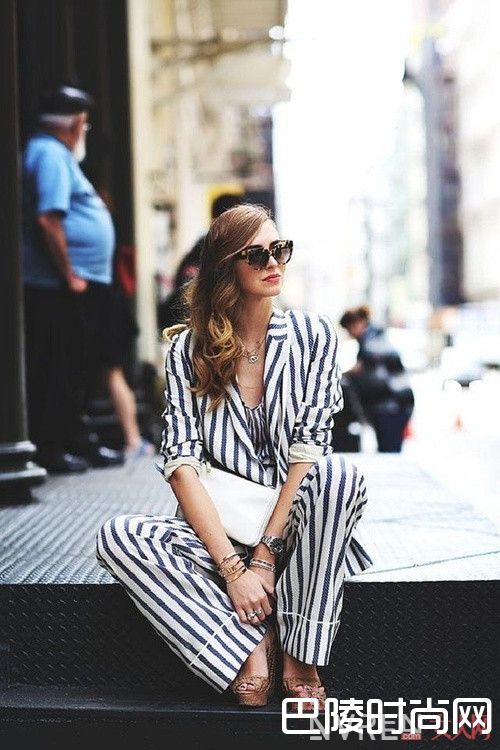 条纹套装怎么混搭更有趣_竖条纹经典单品怎么时髦的穿？哪种竖条纹服饰是衣橱必备？