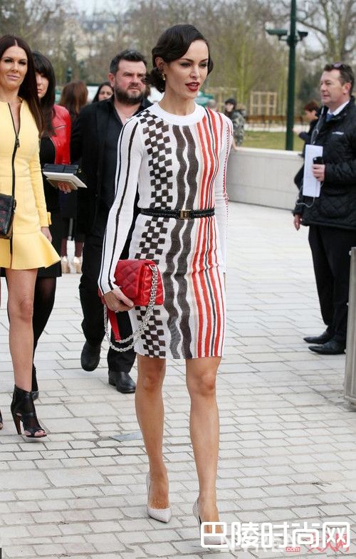 竖条纹经典单品搭配腰带可以跟好看吗_竖条纹经典单品怎么时髦的穿？哪种竖条纹服饰是衣橱必备？