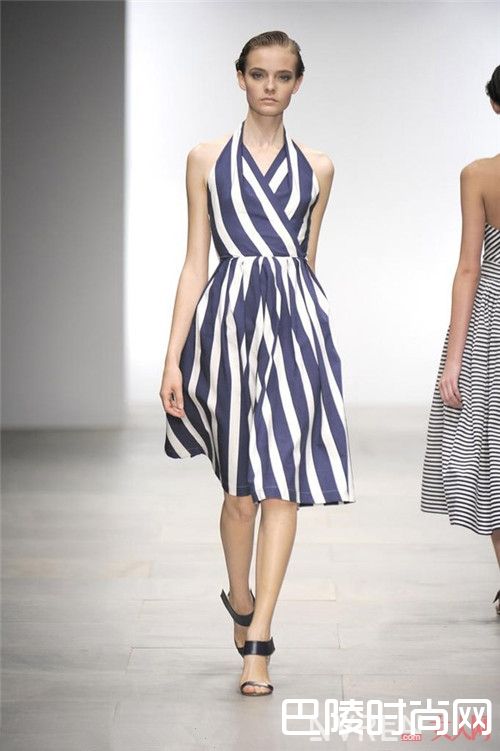 今年流行竖条纹单品吗_竖条纹经典单品怎么时髦的穿？哪种竖条纹服饰是衣橱必备？