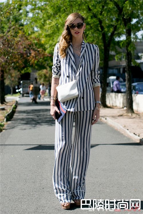 竖条纹套装怎么穿出正式感_竖条纹经典单品怎么时髦的穿?哪种竖条纹服饰是衣橱必备?