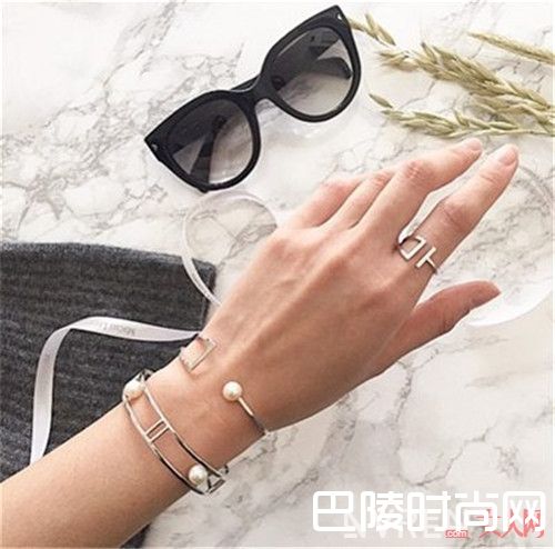 Michi Liang珍珠品牌简介_珍珠与哪些材质组合流行?这些品牌珍珠首饰能让你变得时髦吗?