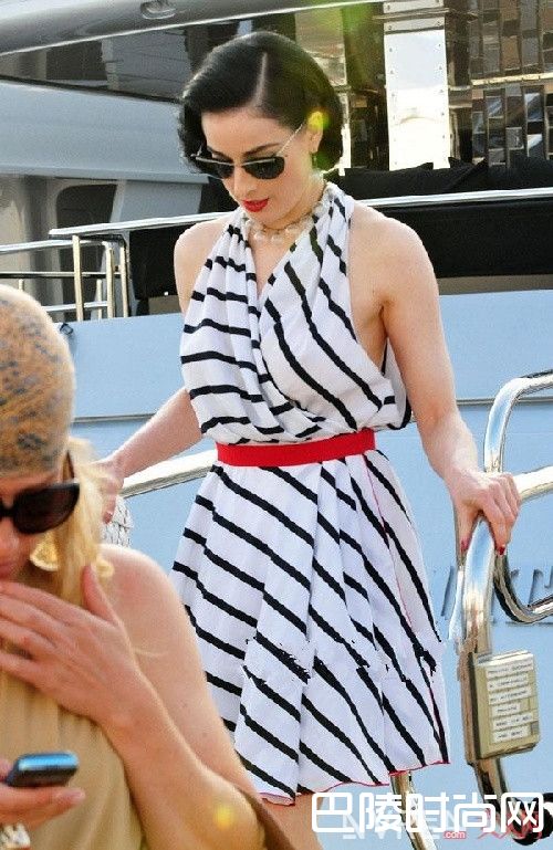 竖条纹经典单品搭配腰带可以跟好看吗_竖条纹经典单品怎么时髦的穿？哪种竖条纹服饰是衣橱必备？