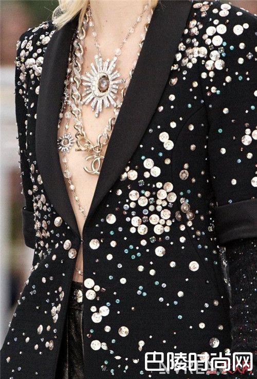 Chanel珍珠品牌简介_珍珠与哪些材质组合流行？这些品牌珍珠首饰能让你变得时髦吗？