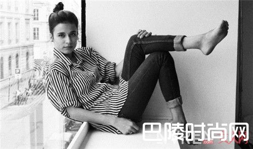 竖条纹搭配裤可以穿出潇洒感觉吗_竖条纹经典单品怎么时髦的穿?哪种竖条纹服饰是衣橱必备?