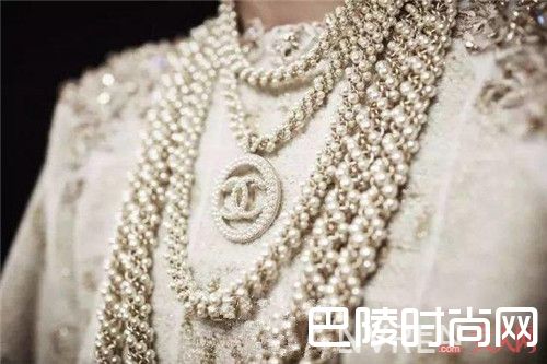 Chanel珍珠品牌简介_珍珠与哪些材质组合流行?这些品牌珍珠首饰能让你变得时髦吗?