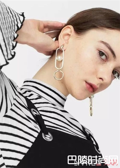 珍珠耳环、戒指日常戴哪种款式适合_珍珠日常怎么搭配时尚？搭配什么服饰优雅？