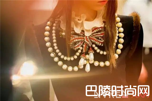 什么款式的珍珠适合街拍_珍珠日常怎么搭配时尚？搭配什么服饰优雅？