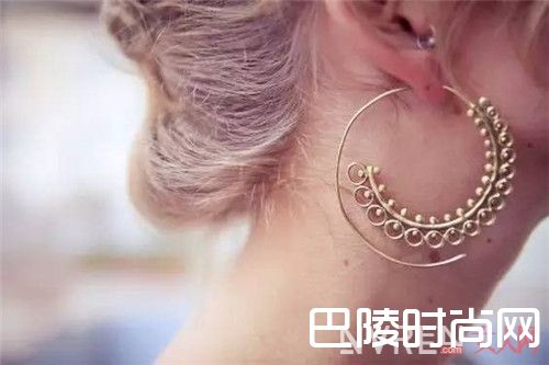 2017年夏天最时髦配饰大耳环怎么搭配_2017年夏天最时髦的六大配饰是什么？美丽女人至少要有一个！