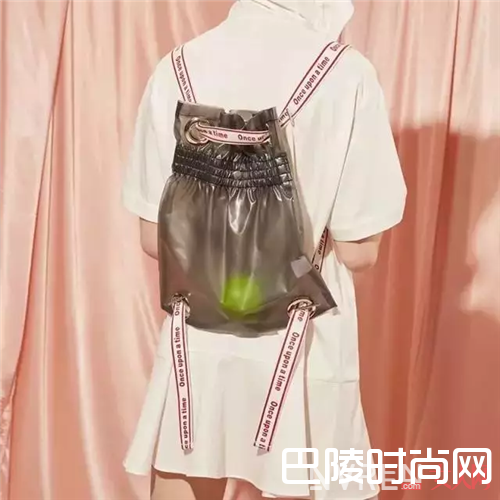 Blue Error介绍_这些小众背包原来可以这么时髦？看来这次不剁手是不行了