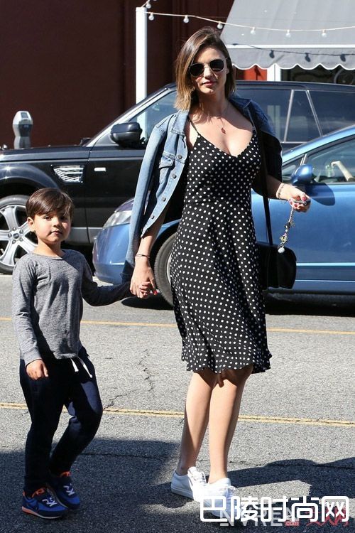 波点连衣裙搭配小白鞋可以减龄吗_2017夏季穿衣搭配技巧有哪些？这5款日常穿搭秒杀路人！