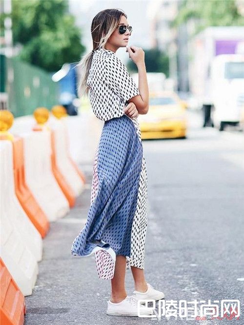 波点连衣裙搭配小白鞋可以减龄吗_2017夏季穿衣搭配技巧有哪些？这5款日常穿搭秒杀路人！