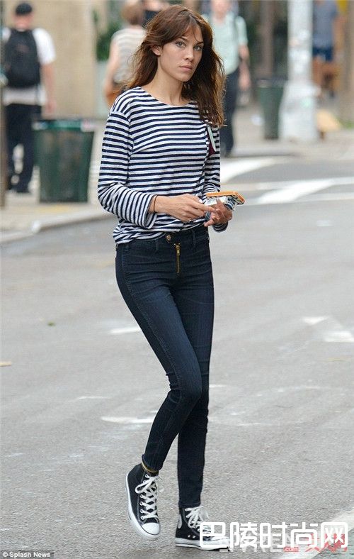 搭配帆布鞋介绍_牛仔裤除了小白鞋搭配什么鞋才能让你气质非凡