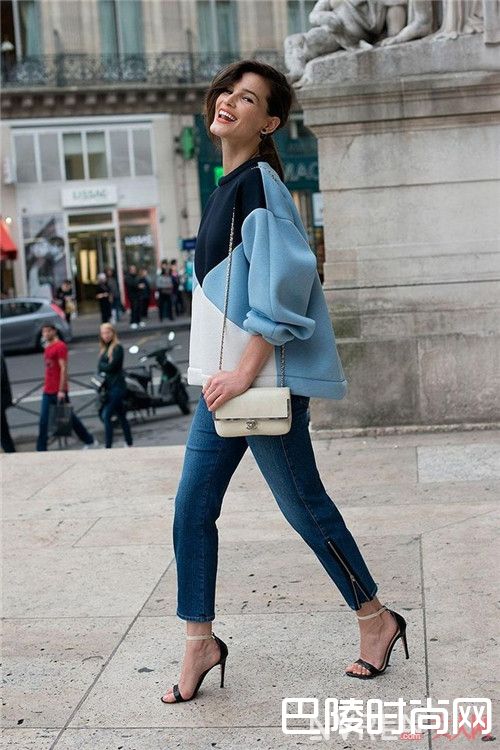 搭配一字带凉鞋介绍_牛仔裤除了小白鞋搭配什么鞋才能让你气质非凡