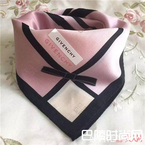 Givenchy优雅方巾 简介_夏日哪些配饰平价又精致？这些配饰戴上美上10个度！
