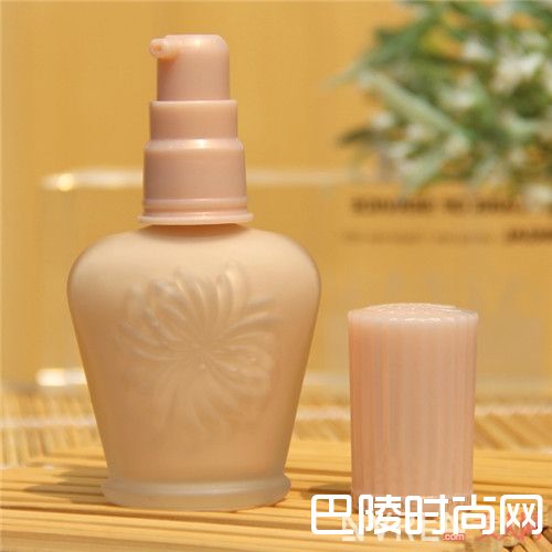 Paul&Joe搪瓷丝润隔离霜 简介_夏天脱妆救星：这些隔离乳液让底妆不再斑驳！