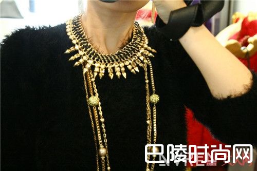 分层项链怎么佩戴狂野不羁自由感_夏日街头感最强珠宝强势袭来！这9款街头感最强的珠宝都有哪些？