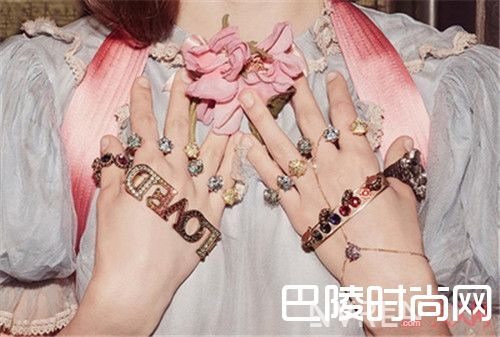 彩宝戒指能让你在街头时髦吗_夏日街头感最强珠宝强势袭来！这9款街头感最强珠宝都有哪些？