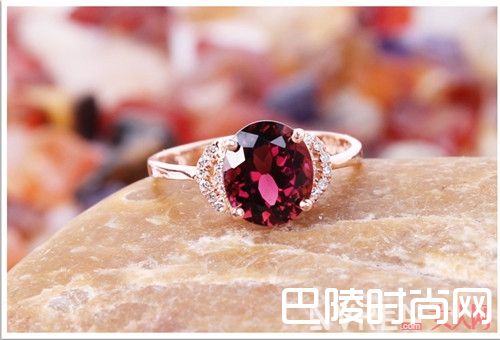 彩宝戒指能让你在街头时髦吗_夏日街头感最强珠宝强势袭来！这9款街头感最强珠宝都有哪些？