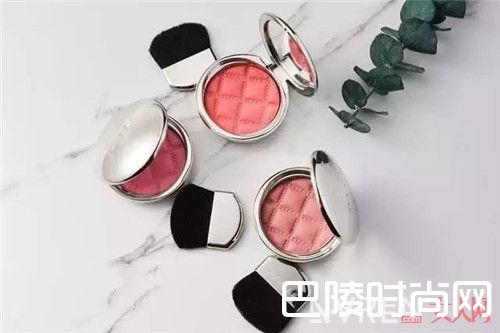 BY TERRY 立体紧致丝光腮红05 简介_8月最“嘉”护肤新品:有哪些护肤产品让你夏日肌肤活力、冰爽水润?!