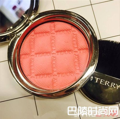 BY TERRY 立体紧致丝光腮红05 简介_8月最“嘉”护肤新品:有哪些护肤产品让你夏日肌肤活力、冰爽水润?!
